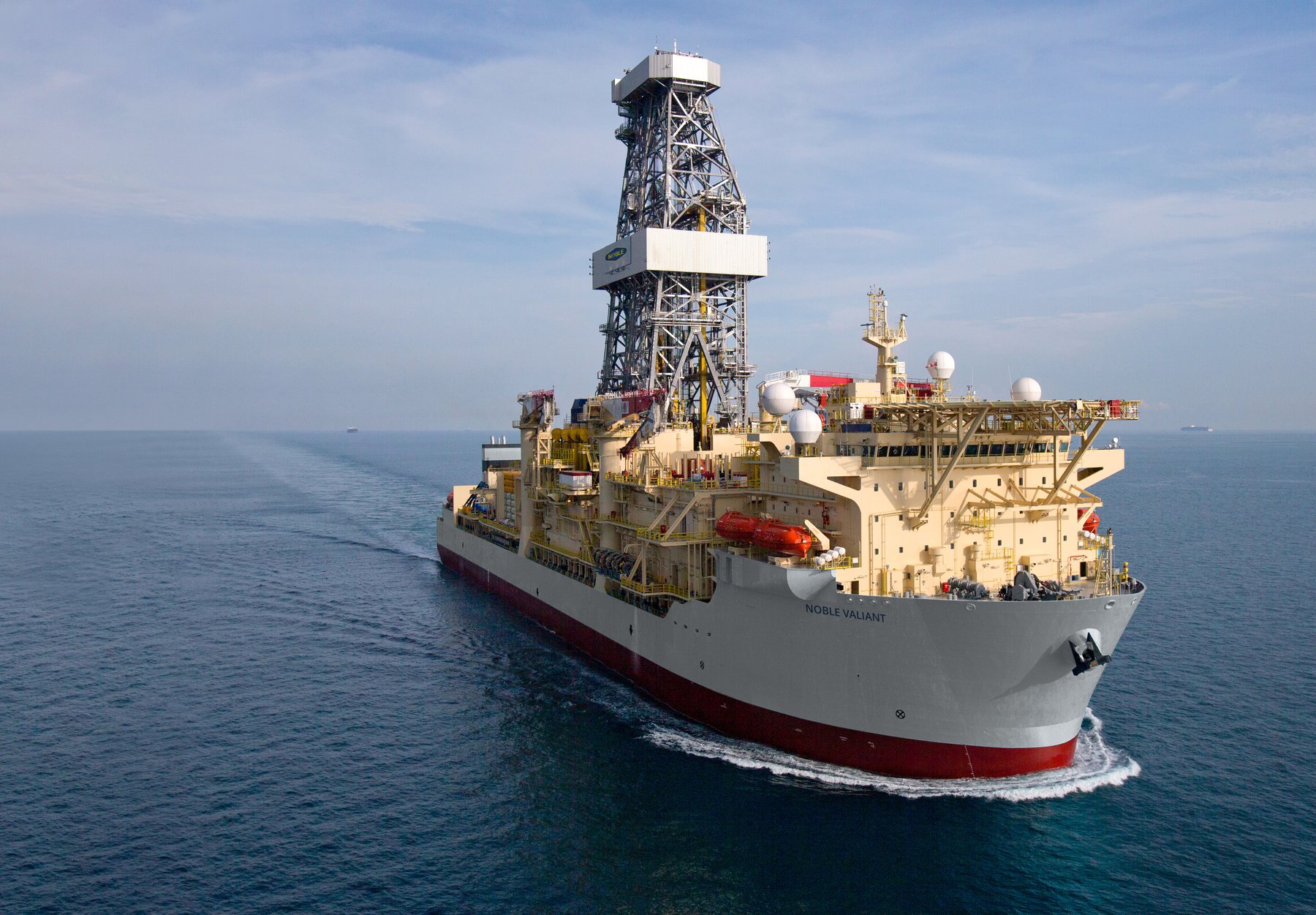 Noble Valiant drillship underway